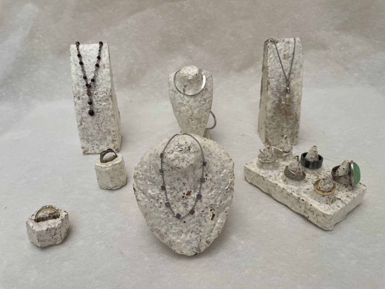 Présentoirs à bijoux, série de 12